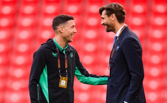 Óscar de Marcos y Fernando Llorente, antes del Athletic-Manchester United (Foto: ATH).
