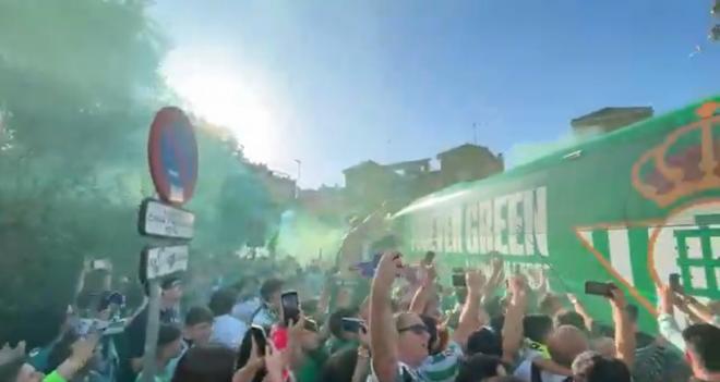 El recibimiento al autobús del Real Betis (Foto: Carrusel Deportivo)