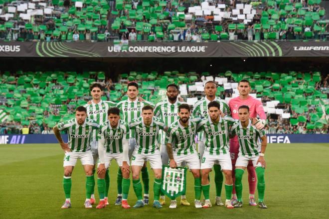 La alineación del Betis contra la Fiorentina (Foto: Kiko Hurtado)