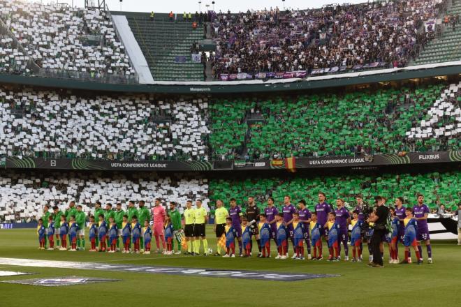 La alineación del Betis contra la Fiorentina (Foto: Kiko Hurtado)