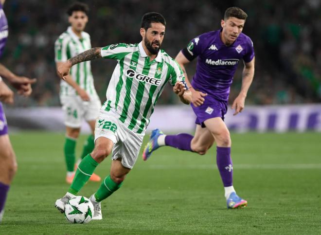 Isco Alarcón controla un balón contra la Fiorentina (Foto: Kiko Hurtado)