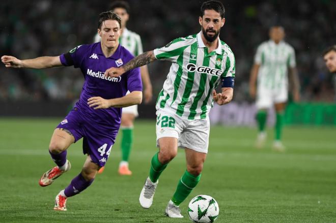 Isco Alarcón controla un balón contra la Fiorentina (Foto: Kiko Hurtado)