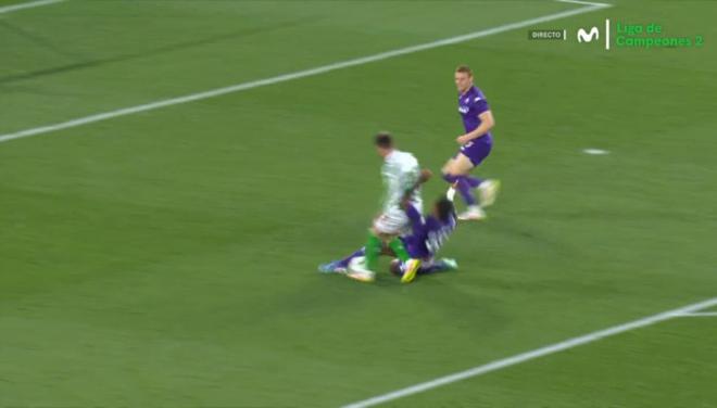 El penalti que reclamó Lo Celso en el tramo final de partido.