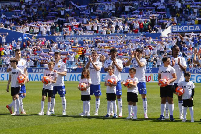 Aficionados del Real Zaragoza animan al equipo en La Romareda (Foto: LaLiga).