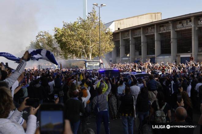 Aficionados del Real Zaragoza animan al equipo fuera de La Romareda (Foto: LaLiga).