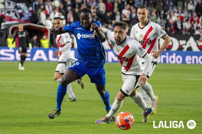 Djené pugna con Unai López en el Rayo Vallecano - Getafe (Foto: LALIGA).