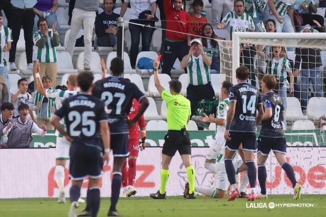 Penalti y expulsión polémica de David Gil en el Córdoba - Cádiz (Foto: LALIGA).