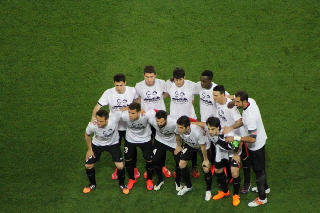 La plantilla rojiblanca en homenaje a Aitor e Iñigo. (Foto: Athletic Club)