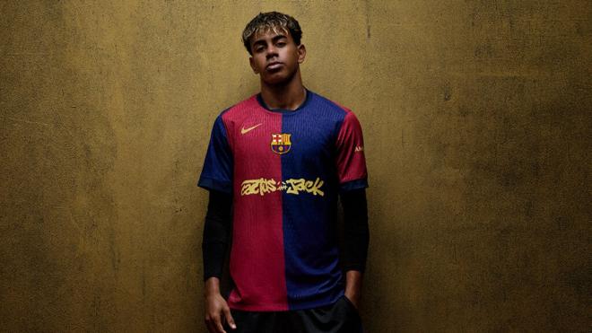 Lamine Yamal posa con la camiseta del Barcelona para el Clásico (FCB)