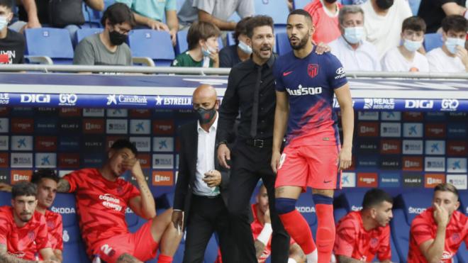 Diego Simeone y Matheus Cunha, durante la etapa que compartieron vestuario en el Atlético (Foto: C