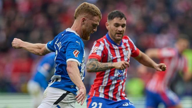 Carlos Vicente y Javi Galán en un partido de LALIGA (Cordon Press)