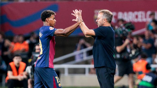 Hansi Flick y Lamine Yamal en un partido con el Barça (Europa Press)