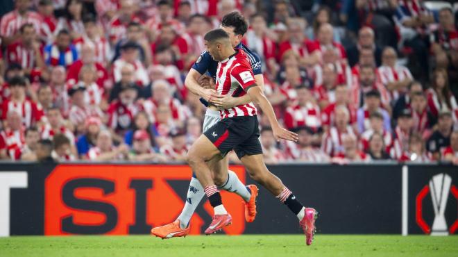 Harry Maguire derriba a Maroan Sannadi en el partido contra el Manchester en San Mamés (Foto: Athletic Club).