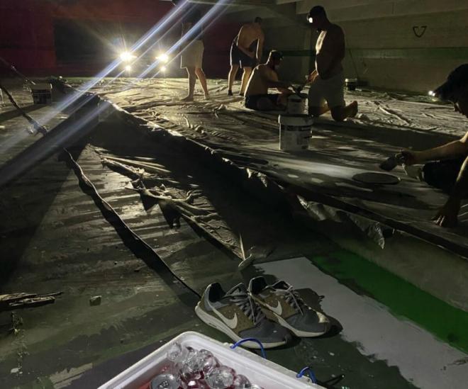 Los hinchas del Betis tuvieron que alumbrar con sus coches para terminar el tifo.