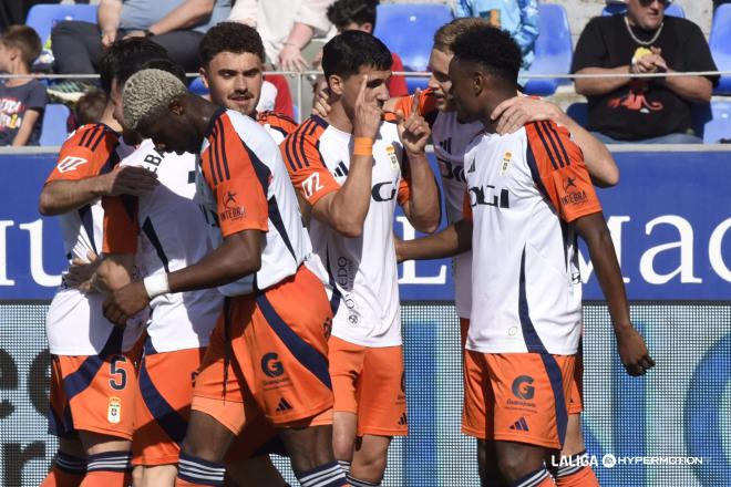 El Real Oviedo celebra un gol al Huesca (Foto: LALIGA).