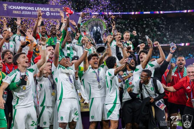 Roberto Firmino levanta la Champions asiática del Al Ahli (Foto: Al Ahli FC).