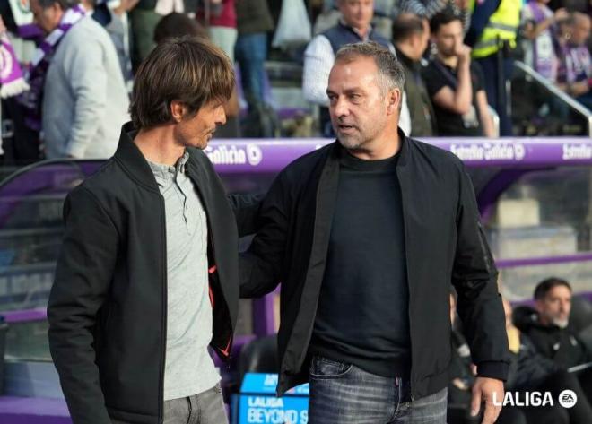 Álvaro Rubio habla con Hansi Flick (FOTO: LALIGA)