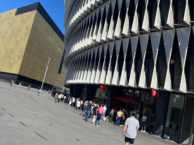 Largas colas en las taquillas de San Mamés por entradas para Old Trafford (Foto: ElDesmarque).