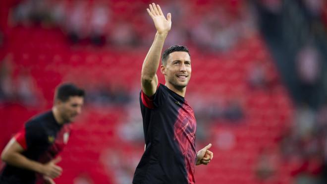Oscar de Marcos saluda a la grada de San Mamés; ya sólo le queda un partido ante el Barça (Foto: Athletic Club).