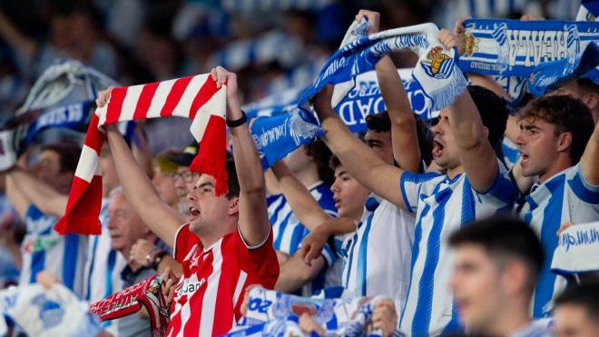 Las dos aficiones comparten grada con sus bufandas en el derbi vasco de Anoeta, el estadio de la Real Sociedad (Foto: Athletic Club).
