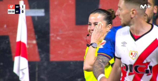 Eliana Fernández, tras el balonazo recibido.