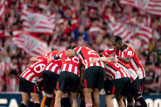 Piña del equipo antes de la semifinal contra el Manchester United en San Mamés (Foto: Athletic Cl