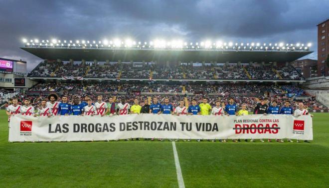 Los jugadores de Rayo y Getafe posan antes de su partido en el Estadio de Vallecas (Foto: Cordon Pr