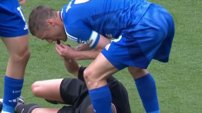 Jamie Vardy utilizó el silbato del árbitro para detener el partido (captura: DAZN)