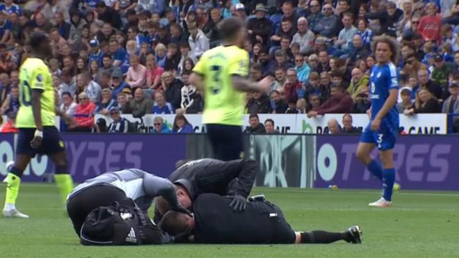 El árbitro recibió asistencias tras el gesto de Jamie Vardy (captura: DAZN).