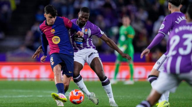 Pedri González busca un pase ante la presencia de Sylla en el Barcelona-Valladolid (foto: Cordon P