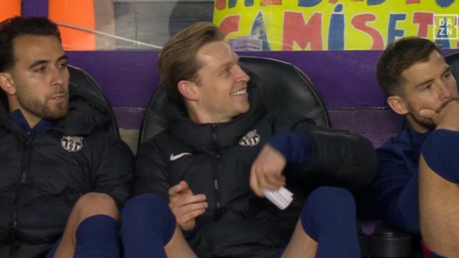 Frenkie de Jong bromea con el billete con la cara de Ronaldo Nazario (DAZN).
