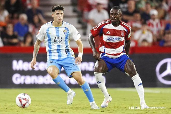 Antoñito Cordero, Martin Hongla, en el Granada-Málaga (Foto: LALIGA).