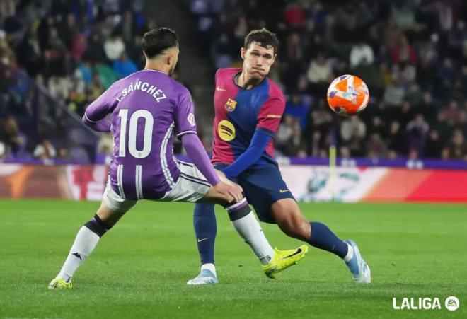 Iván Sánchez cubre un pase de Andreas Christensen (FOTO: LALIGA)