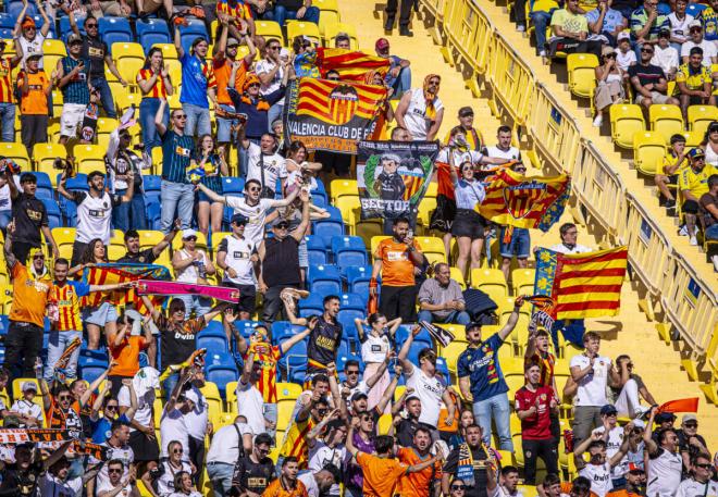 Afición del Valencia CF en Las Palmas a quien Carlos Corberán agradeció su apoyo