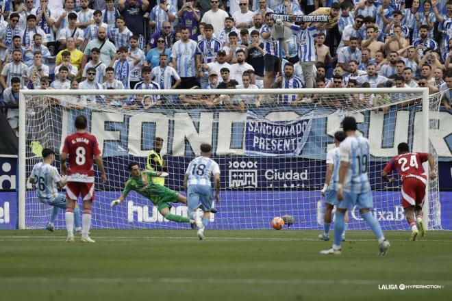 Antoñito Cordero marca en el Málaga-Granada (Foto: LALIGA).