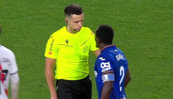Djené discute con el árbitro en el Rayo Vallecano - Getafe (Captura: LALIGA).