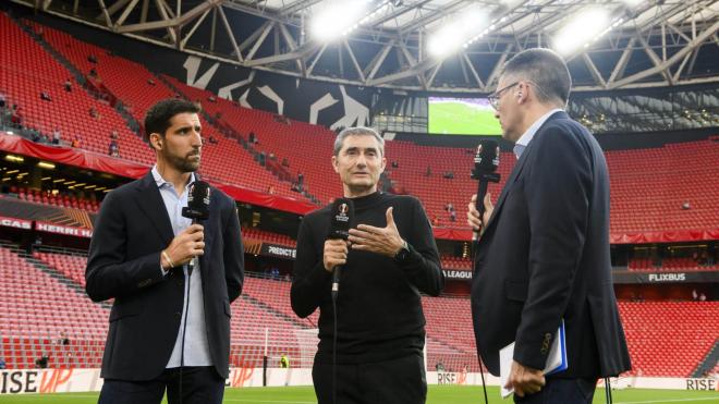 Raúl García y el técnico Ernesto Valverde, en San Mamés en el partido ante el Manchester United (Foto: Athletic Club).