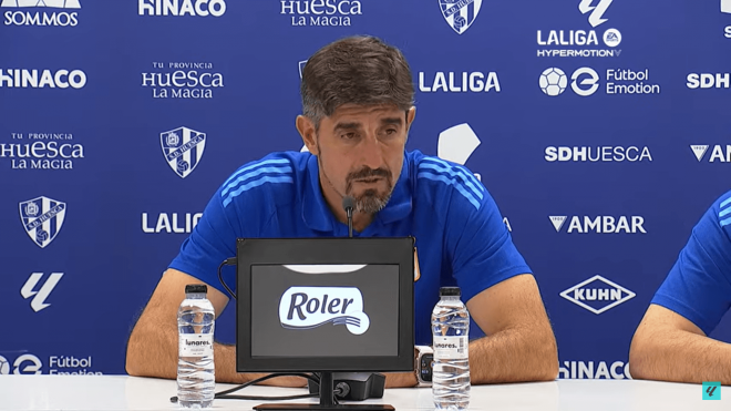 Veljko Paunovic, en sala de prensa tras el Huesca-Real Oviedo (Foto: LALIGA).