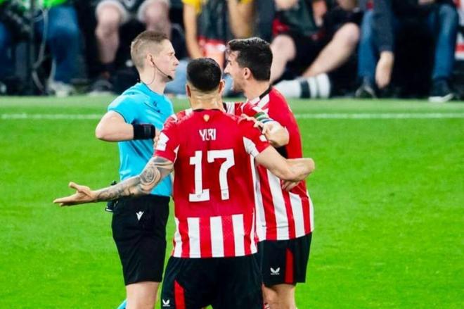 Dani Vivian y Yuri Berchiche protestan al árbitro noruego Eskas en la ida ante el Manchester United en San Mamés (Foto: Athletic Club).