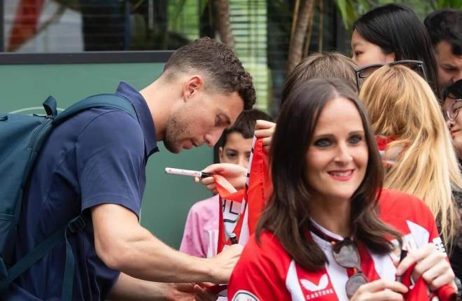 Óscar de Marcos firma autógrafos a aficionados en Donostia (Foto: Athletic Club).