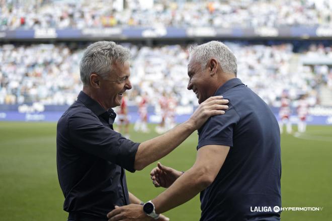 Sergio Pellicer saluda a Fran Escribá en el Málaga-Granada (Foto: LALIGA).