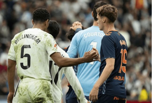 Bellingham saluda a Williot Swedberg (Foto: LaLida).