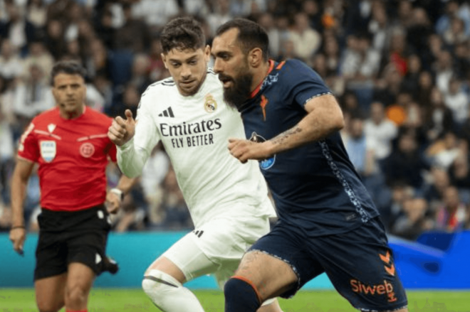 Borja Iglesias ante Fede Valverde (Foto: LaLiga).