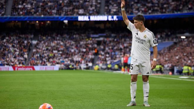 Arda Güler marca jugada durante el Real Madrid-Celta de Vigo (foto: Cordon Press).