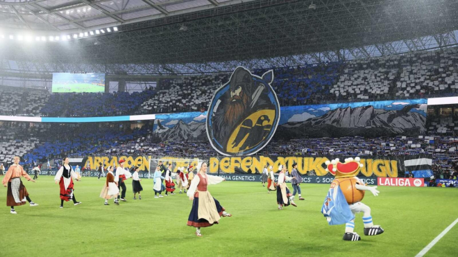 Tifo en las gradas del Reale Arena para el derbi vasco. (Foto: Real Sociedad)