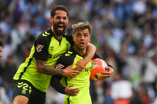 Isco celebra con Lo Celso un gol ante el Espanyol.
