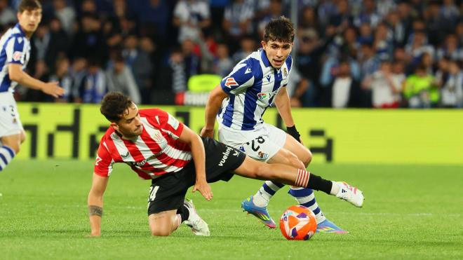 Beñat Prados y Marín luchan en el Derbi ante la Real Sociedad en Anoeta (Foto: Athletic Club).