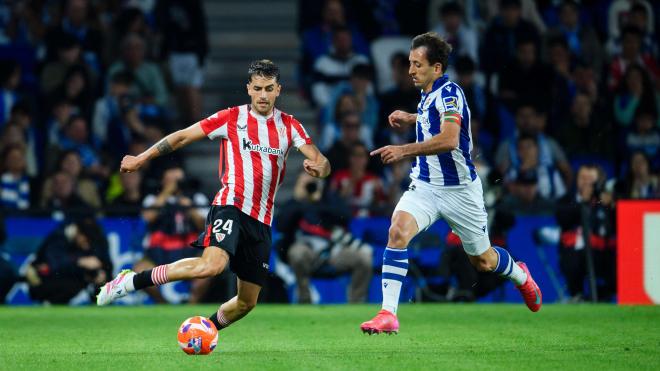 Beñat Prados y Mikel Oyarzabal durante el Derbi vasco empatado ante la Real Sociedad en Anoeta (Foto: Athletic Club).