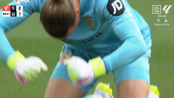 Los puñetazos de Orjan Nyland tras el gol de Isaac Romero.