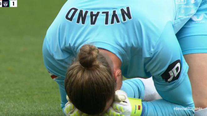 Los puñetazos de Orjan Nyland tras el gol de Isaac Romero.